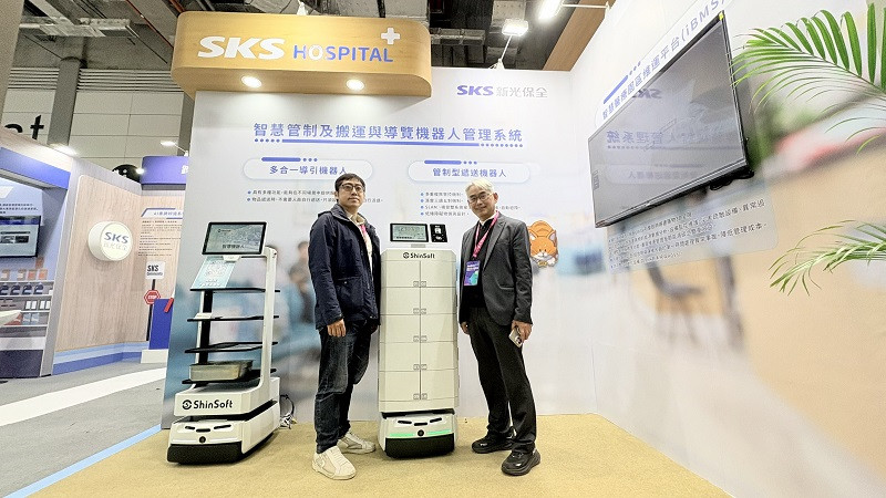 新光保全AI應用延伸至醫療安全管理領域，導入客製化智慧機器人協助管制藥品管理。圖右為新誼整合李鴻生副總