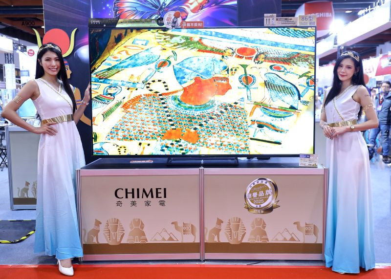 奇美Mini QLED量子點顯示器UM20系列於展區亮相,搭載「超能AI」智慧影像與音效調校技術,結合霧面不反光面板與AI卡拉OK模式,打造沉浸式家庭影音娛樂體驗。 奇美Mini QLED量子點顯示器UM20系列於展區亮相,搭載「超能AI」智慧影像與音效調校技術,結合霧面不反光面板與AI卡拉OK模式,打造沉浸式家庭影音娛樂體驗。